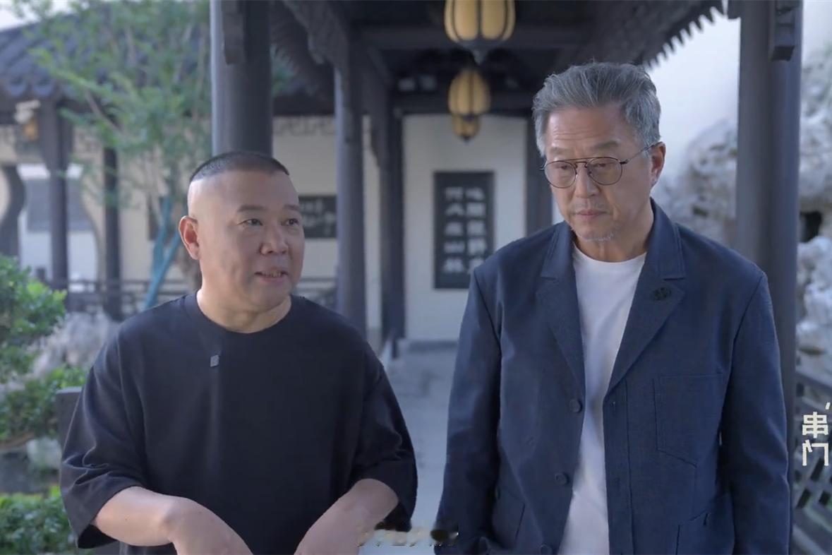 都是千年的狐狸，玩什么聊斋。郭德纲带着王伟忠参观自己的豪宅。在院子里，郭德纲讲道