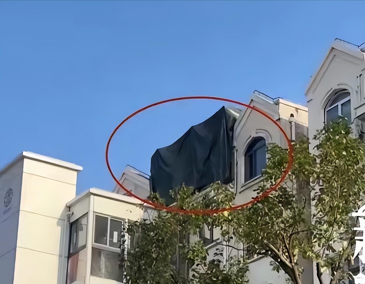 🌙上海，男子上班的时候，看到小区1栋楼的楼顶，盖了块黑布，就知道那里存在违法搭