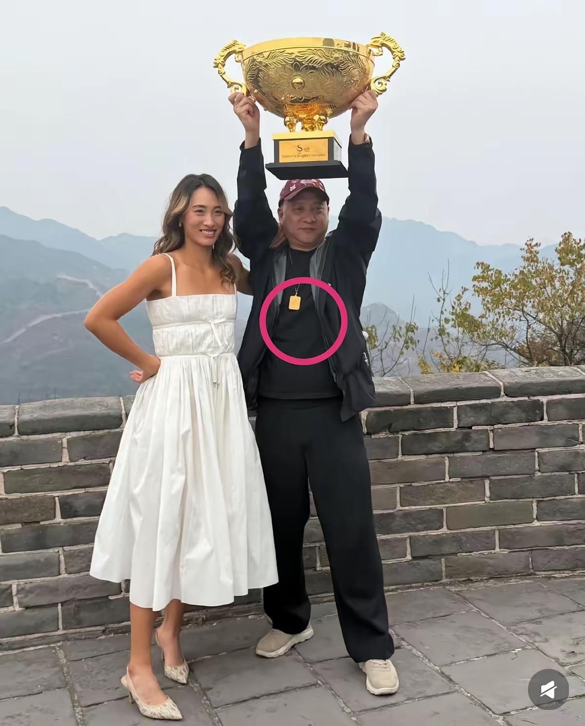 中网夺冠后，郑钦文白裙捧杯登长城，镜头一扫，大家却先被她爸“坪叔”圈粉了。

一