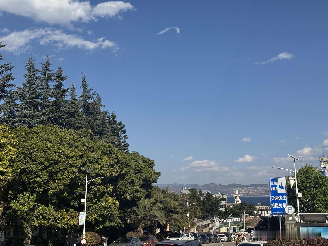 抚仙湖，好久没有来了，这里的变化还是挺大的。这次是全家一起来的，在沙滩上散散步、