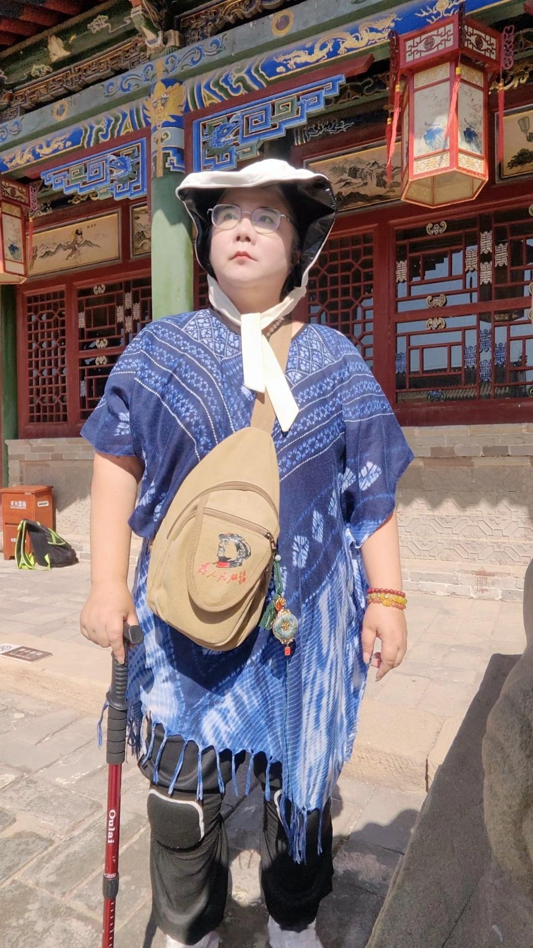 郡王府内留影（这座1936年修建的清鄂尔多斯左翼中旗札萨克多罗郡王府保存完好，因