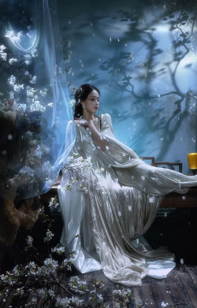 陈都灵你神图有啦陈都灵媚感是天赋 她穿黑色那套，头发散下来，整个人像从暗处走出来