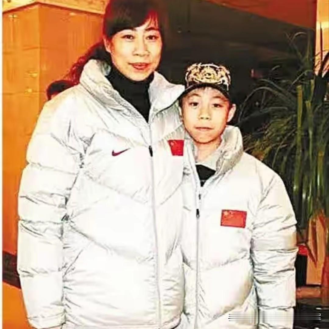 张镇麟的母亲王芳，今年59岁，比同龄人显得年轻干练，她是中国女篮功勋名宿，位列新