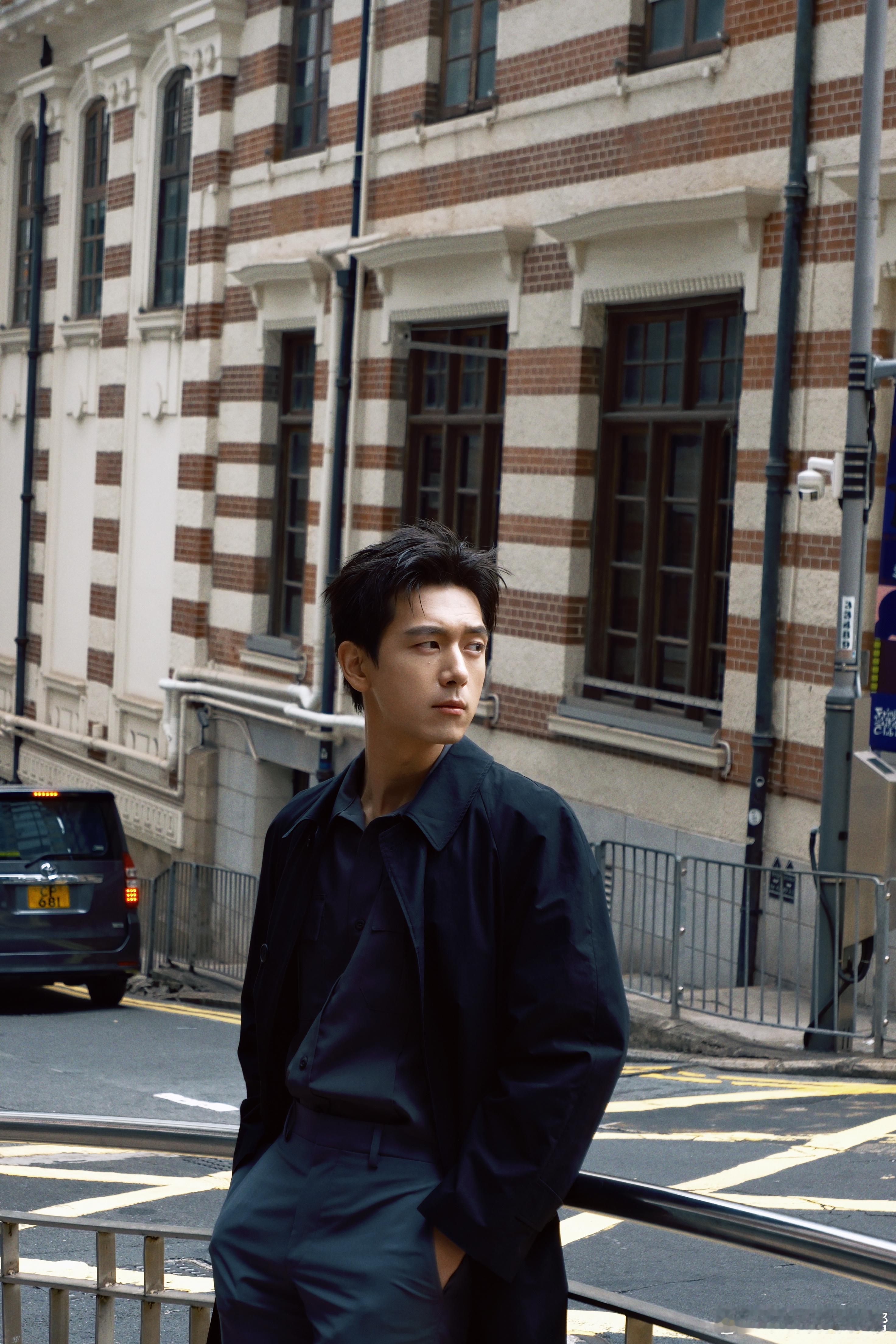 李现香港街头照片释出，港风满满，太会拿捏了。李现说摄影爱好者到香港像老鼠进米缸