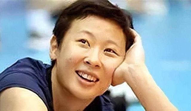 中国女排前队长冯坤，嫁大12岁泰国主帅，今46岁有一混血儿子


那个在2004