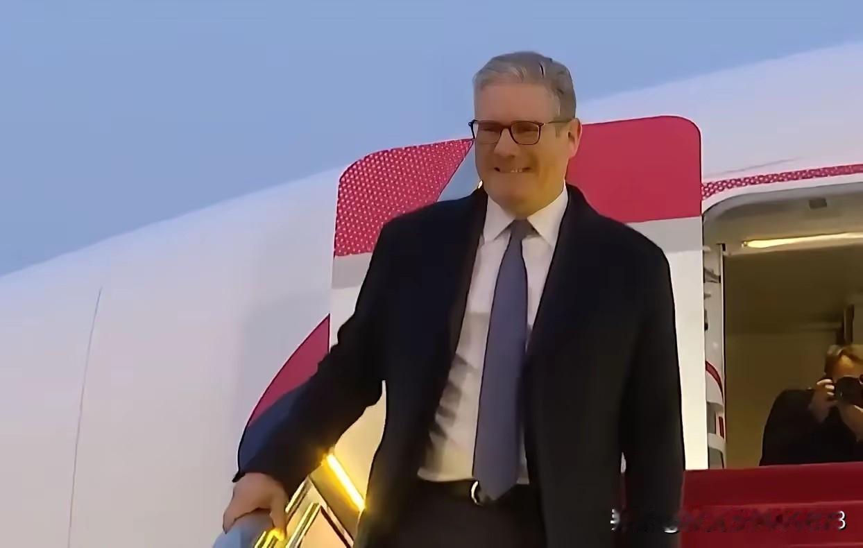 英国首相斯塔默今日来华访问，然而与其他访华的国家首脑有所不同，随行的英国人都身着