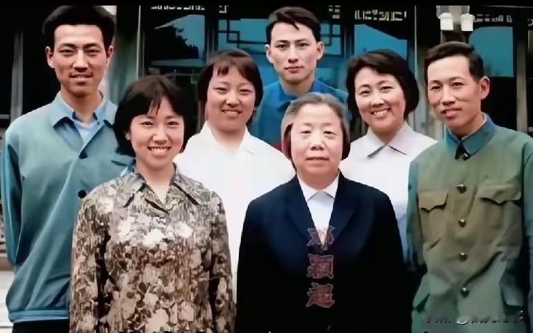 邓颖超与周总理的六位晚辈相聚留念。镜头下，大家衣着都是日常朴素的便装，没有华贵服