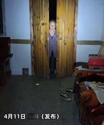 孙子晚上发现奶奶站在门缝里很吓人，这个视频看似挺搞笑的。让我想起一个真实的事件，