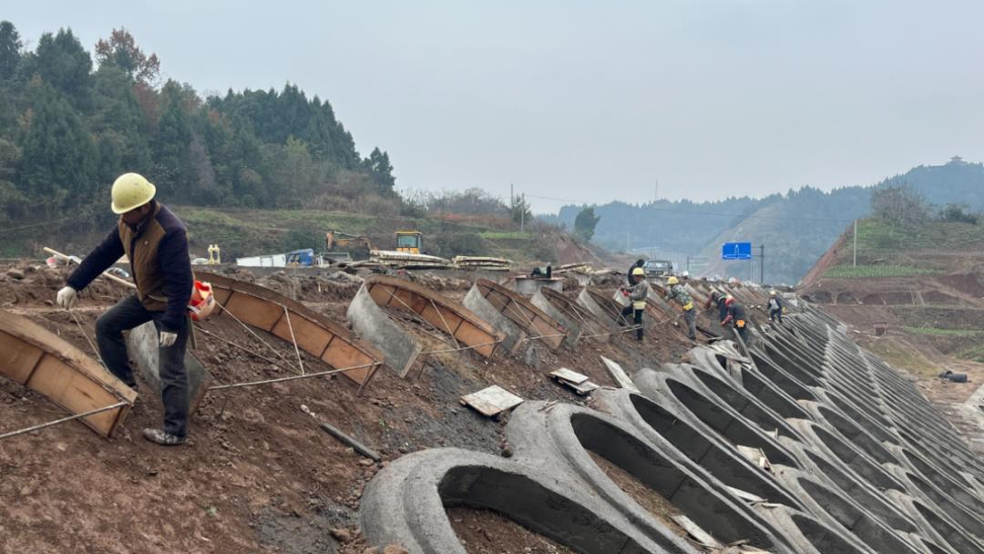 盐亭经开区连接线一号路春节前将全面完工通车

盐亭经开区连接线一号线道路连接凤凰