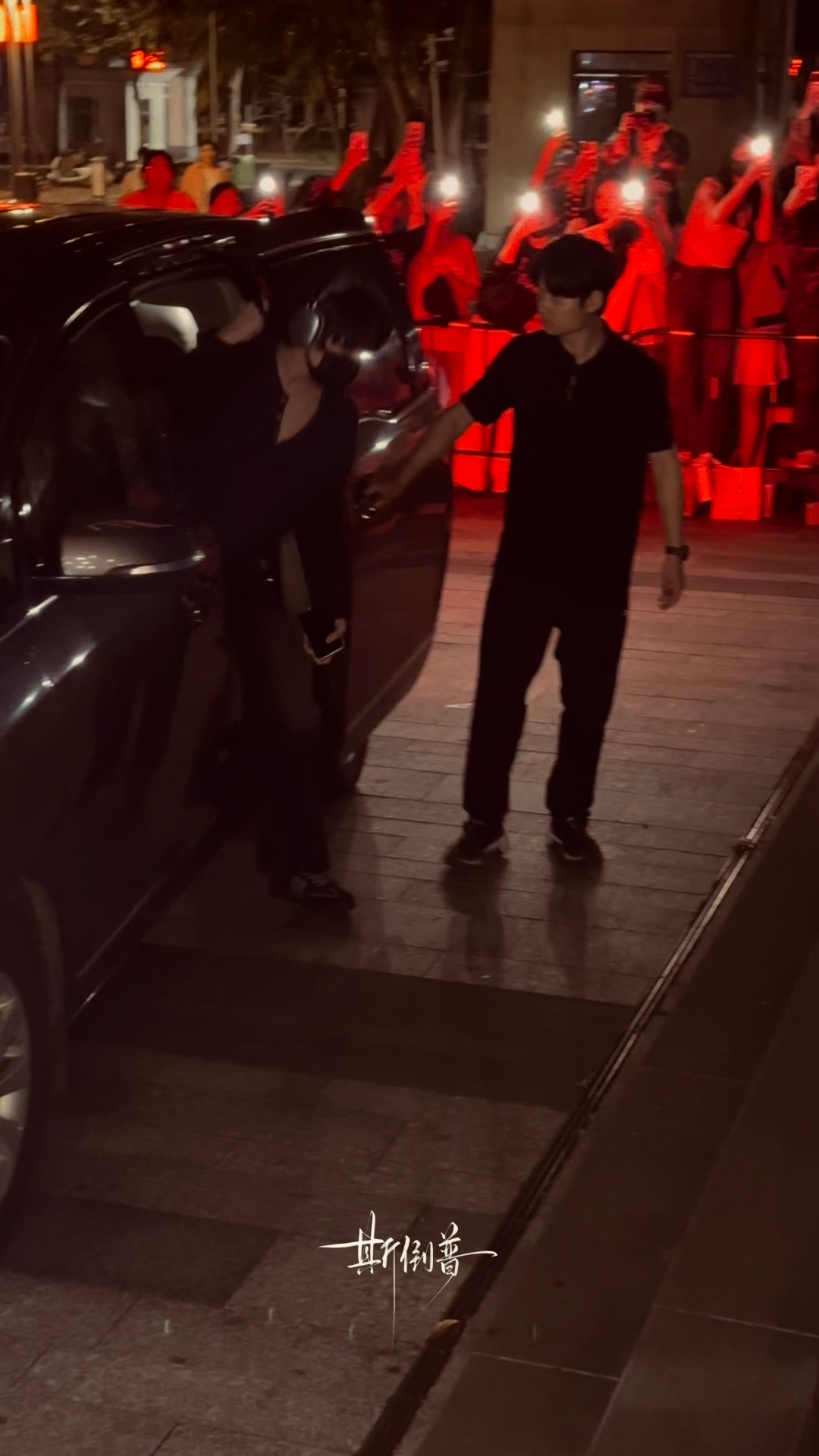 王橹杰领口开到胸膛了王橹杰领口开好大 下个班 还要把领口开这么大吗 都到胸膛了?