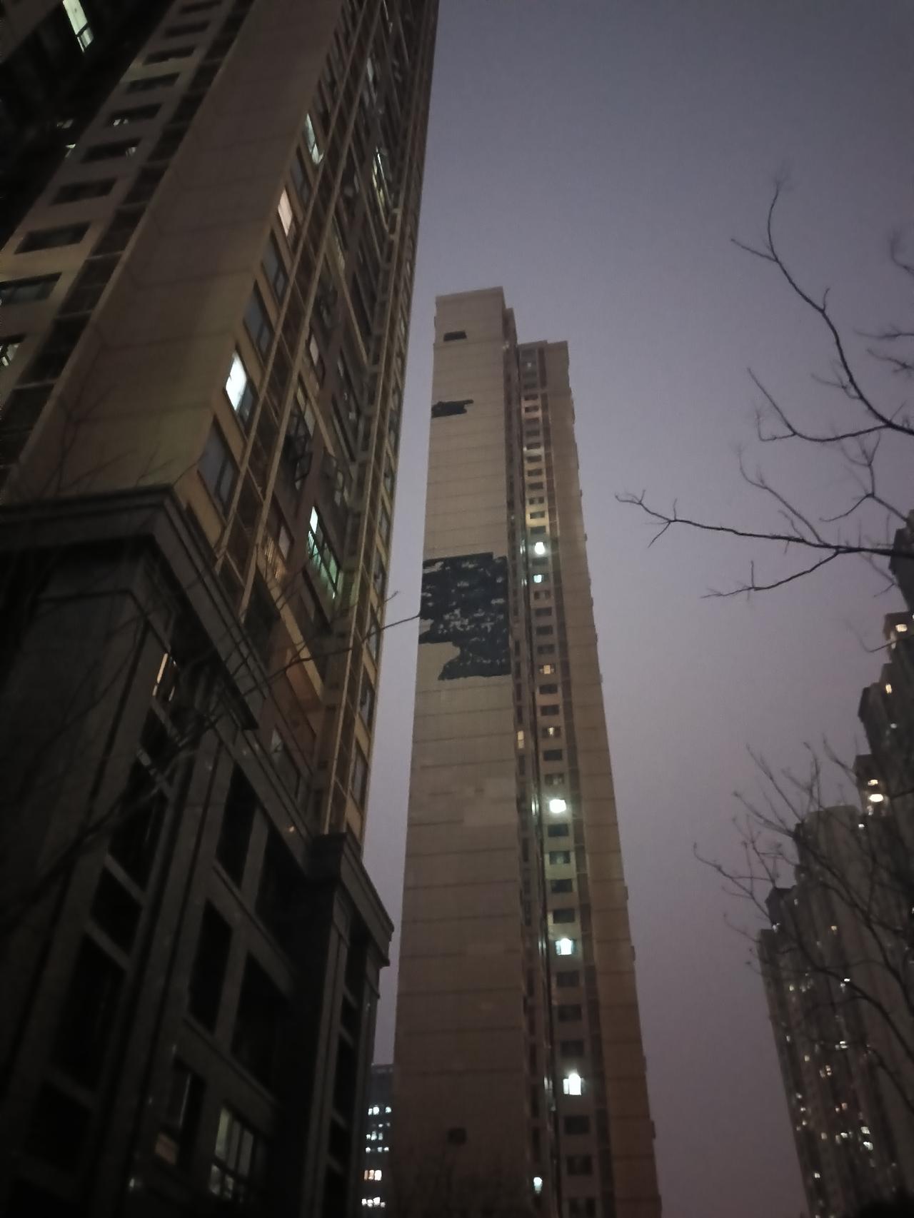 现在物业公司成房东了，业主还每月给物业公司交租金，物业成了主人，业主成租户！
这