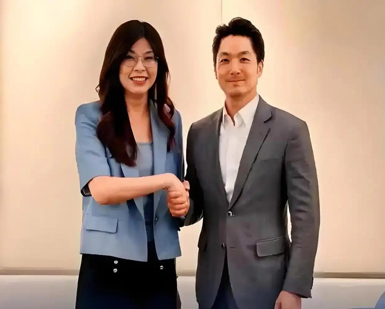 蒋万安的手腕真不是一般的厉害，上午还在那跟郑丽文握手的通稿，下午就直接坐到郑丽文