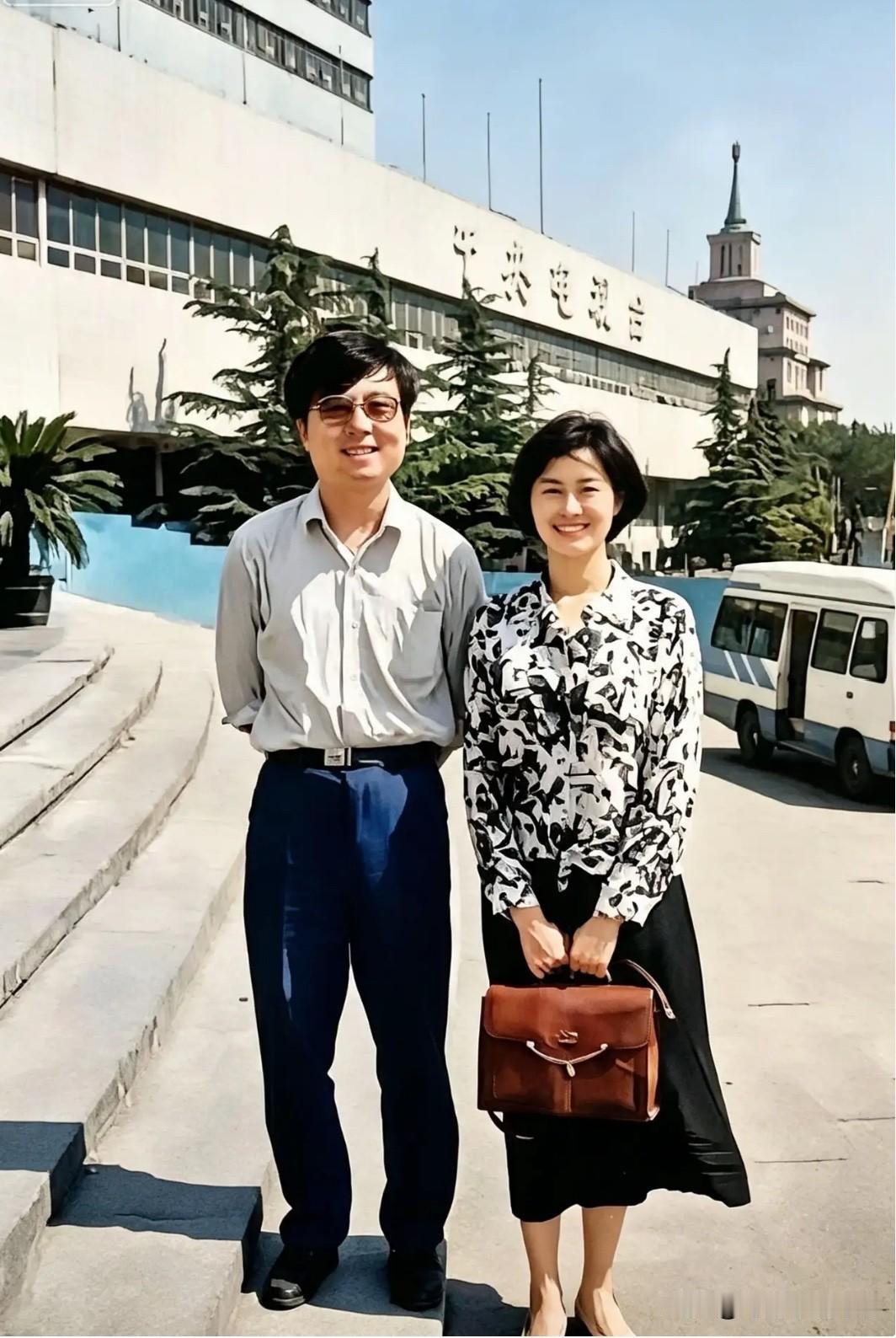 她是家喻户晓的前央视资深主持人，32年前，她与同事在原中央电视台大楼前的一张合影