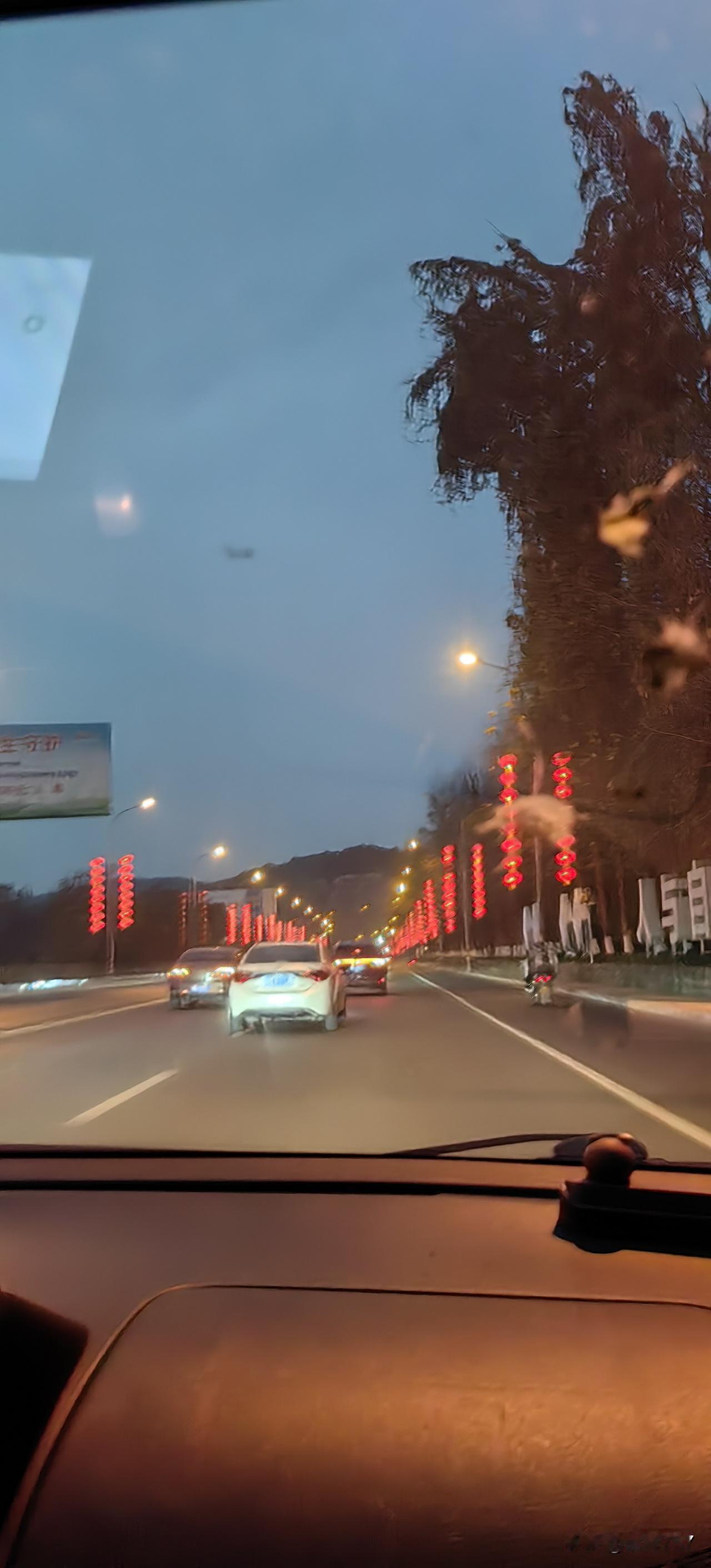 今年游仙经济真的好起来了，早早地街上就挂满了红灯笼，满满地年味，涪城和高新这边的