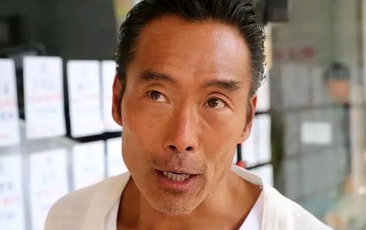 62岁, 家没了，钱也没了，香港就只剩下一套祖屋，而今年5月，他站在成都的开业典