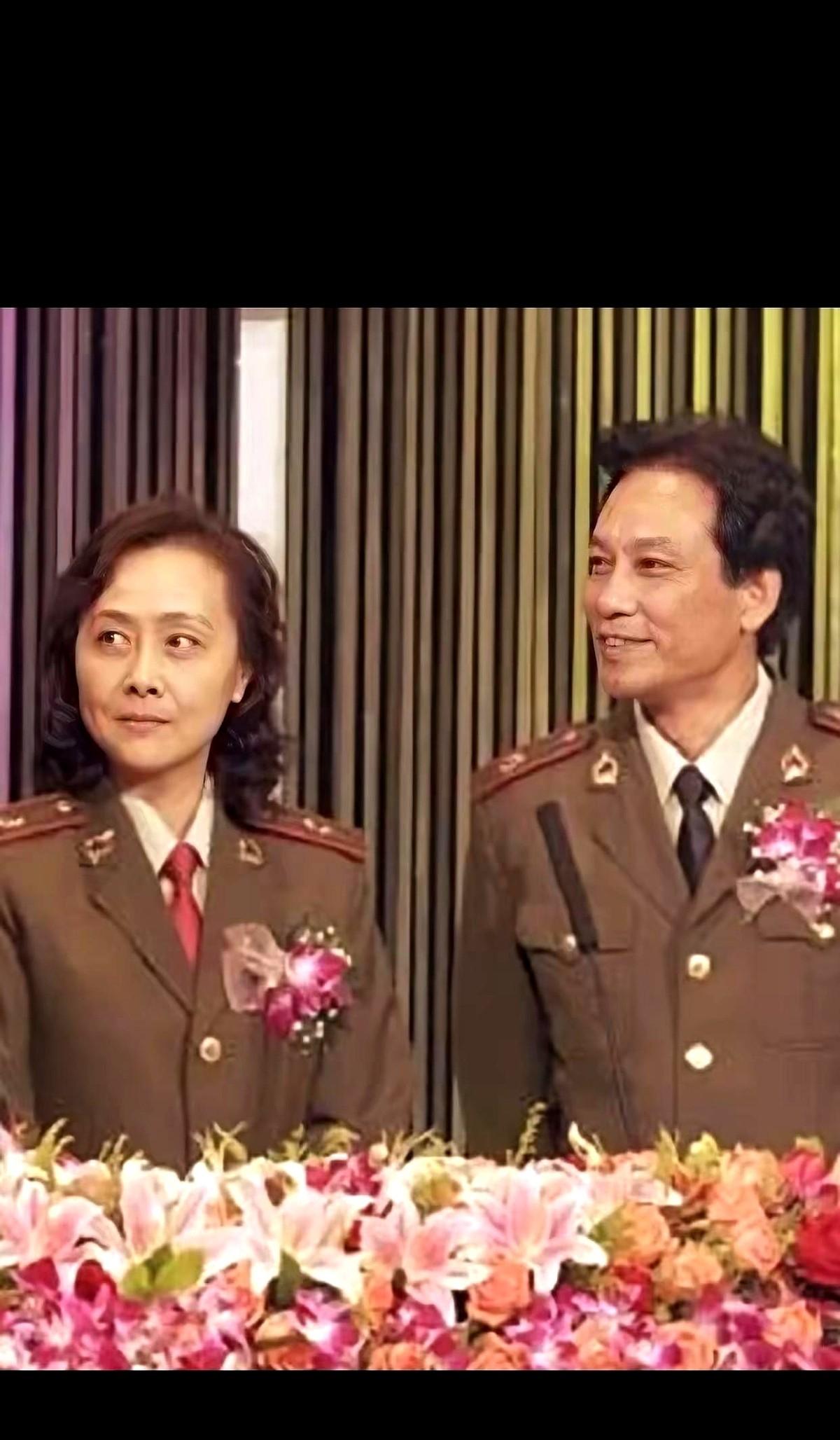 张国立邓婕结婚30多年，秘诀是每周必须吵一架。

听着挺奇葩，其实是人家的高级玩