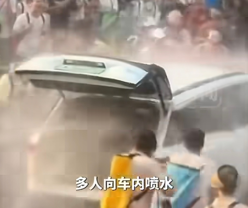 被泼水致冒烟车辆刚买3个月弱弱的问一句，这种保险会赔么？想找到那些喷水的人，怕是