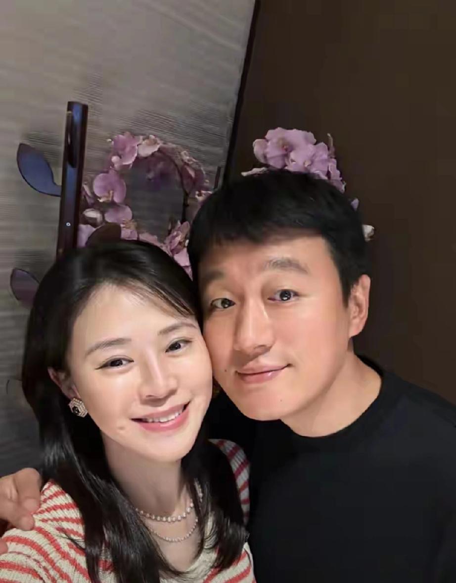 偶遇佟大为父女！俩女儿身高均超180，被路人撞反应太圈粉
 
    大年初四，