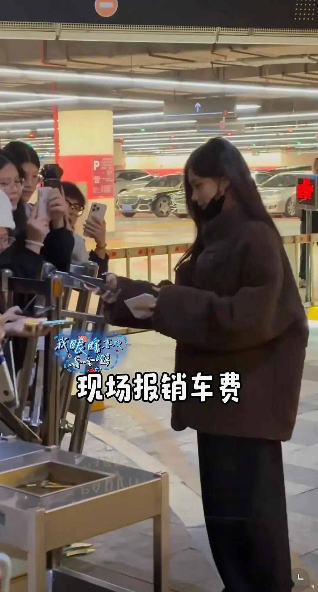 李一桐好宠粉啊！给线下粉丝报销车费！！！昨天凌晨下飞机，看见有粉丝接机，在深圳v