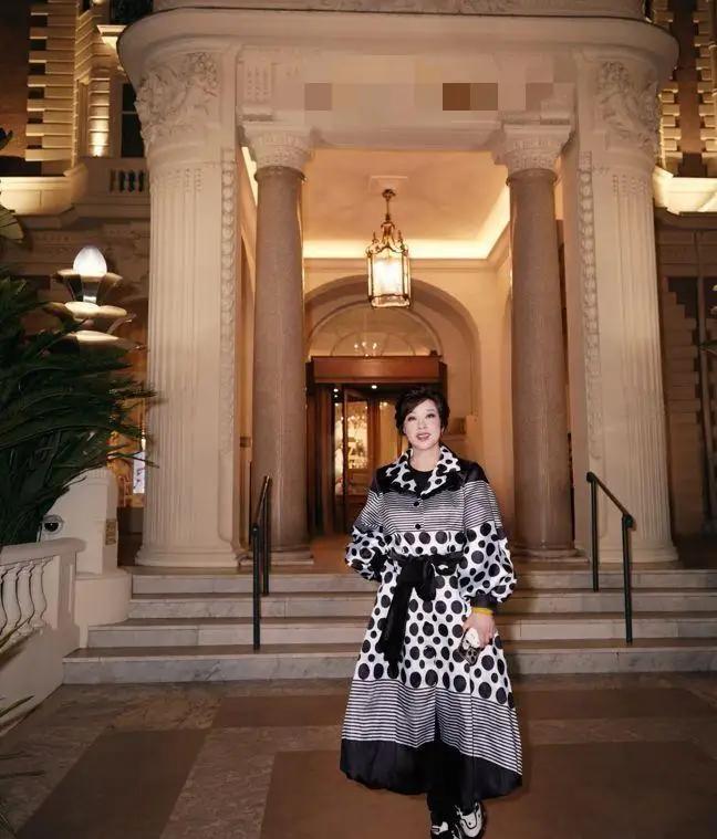 是谁说的刘晓庆很土气不会打扮呀？看这身风衣连衣裙就很好看，端庄大气上档次，也时尚