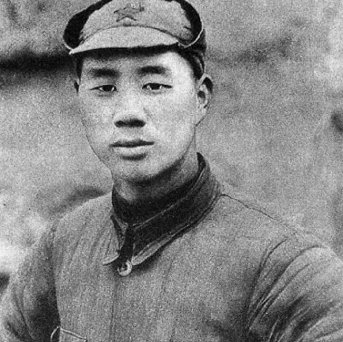 杨成武带队深夜巡逻时发现路边一人小解，因其姿势异样，紧急提醒队伍撤离，疑被日军伏