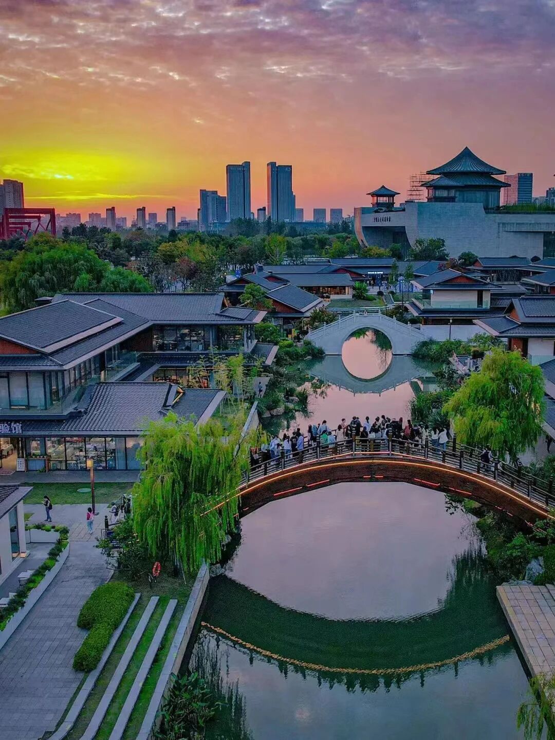 总要来趟江苏吧 【扬州的桥，是水写的情书】扬州地处江淮之间，城里城外的桥，一座连