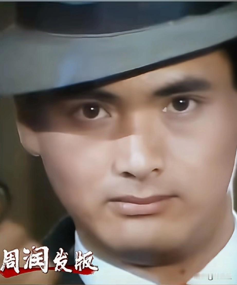 两版许文强对比
哪一版最经典？
当周润发遇上黄晓明
同样都是饰演许文强
看看谁更