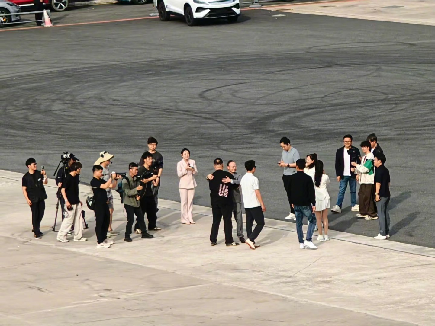 腾势D9把老车主宠上天了4月27日第二代腾势D9即将上市，特邀10位首批车主搭乘