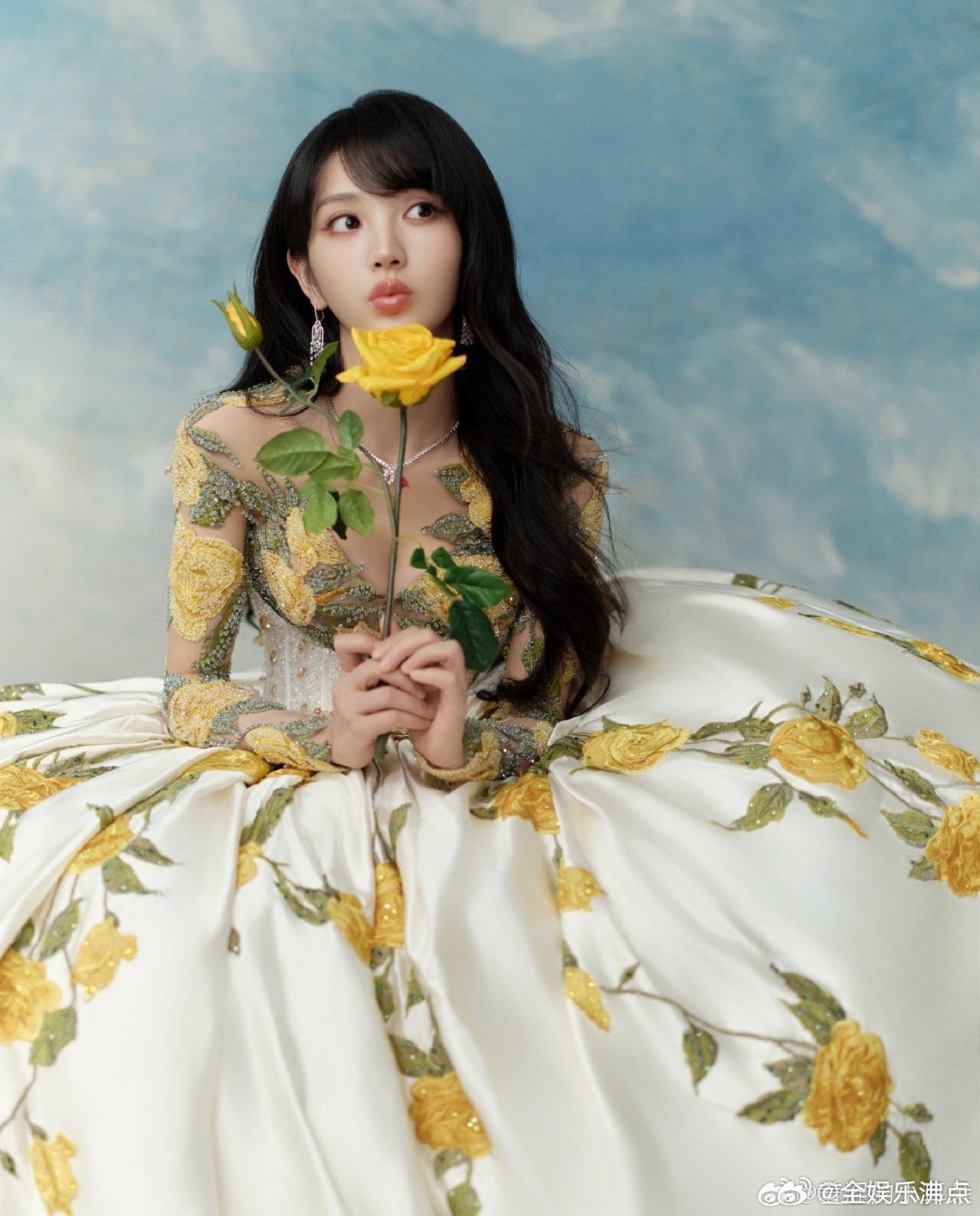 田曦薇穿了刘亦菲的裙子田曦薇穿了黄玫瑰裙子田曦薇穿了刘亦菲的黄玫瑰裙子田曦薇穿了