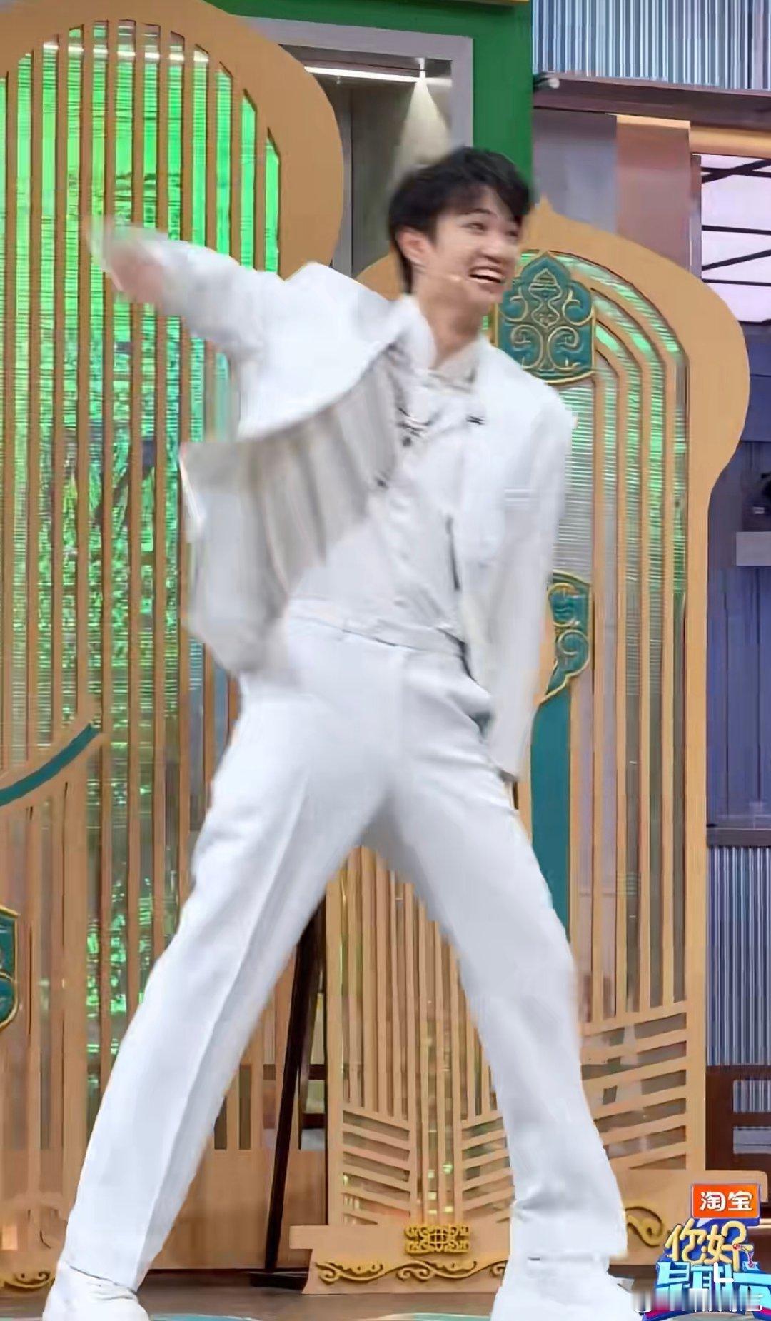 敖子逸跳了青春修炼手册 是谁被舞台表现力惊艳到！从青春元气到成熟魅惑，敖子逸用实