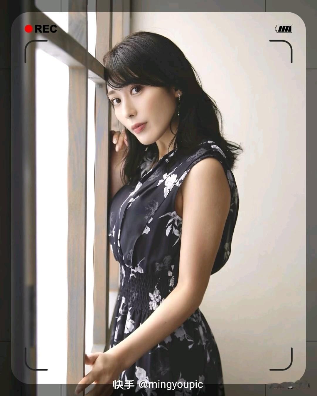 优雅黑裙，复古风情，尽显女性魅力