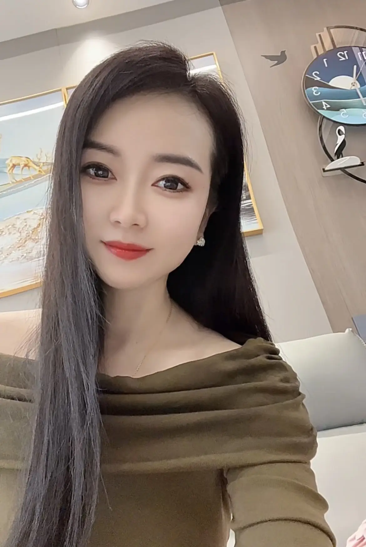 人要学会改变自己，不要试图改变别人，改变自己是神，改变别人是神经病，成...