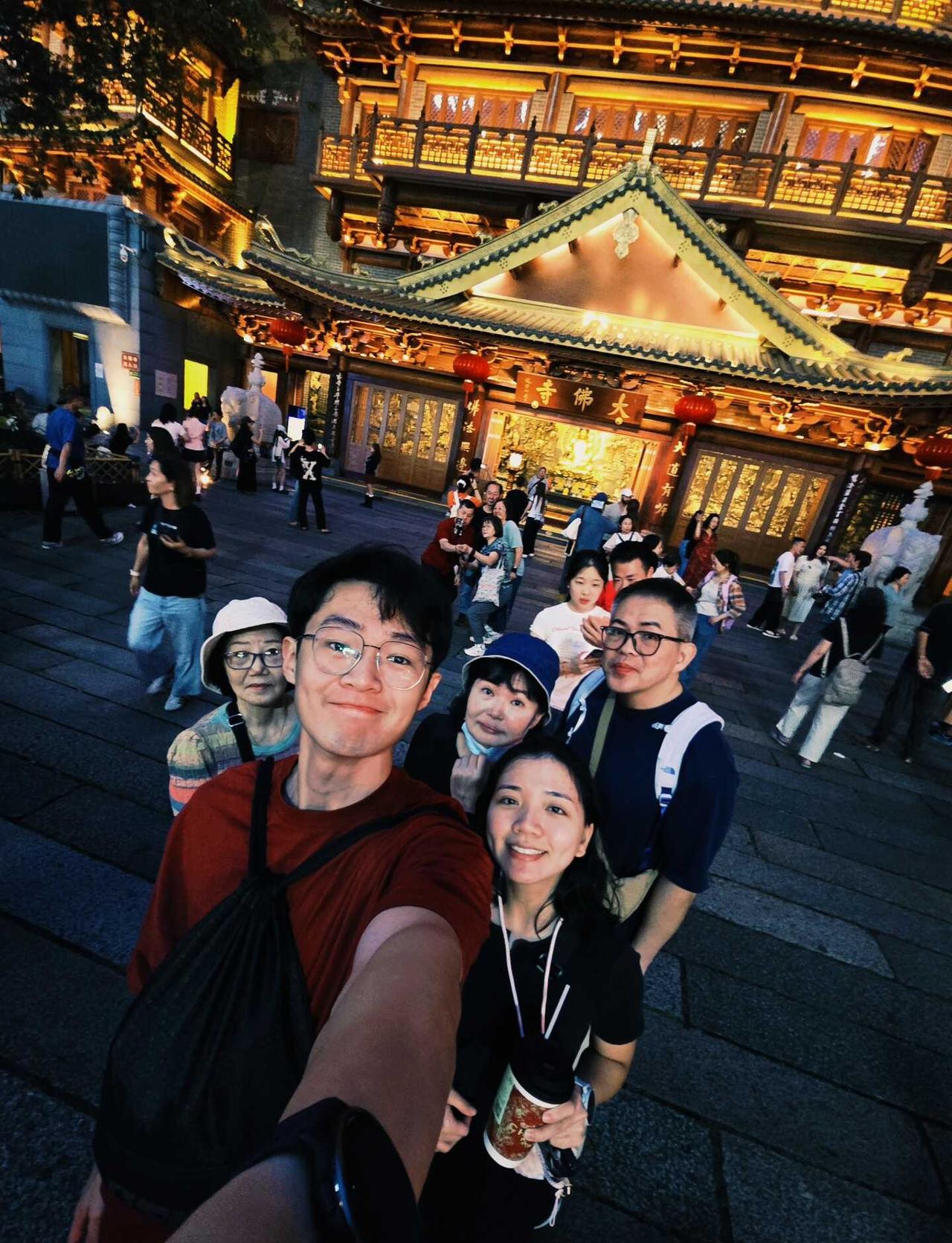 广州
终于带了外婆到广州旅游，外婆的妈妈是广州人但是她从来没去过广州 [微笑]