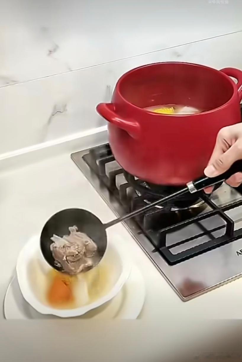 三伏天的年轻人靠羊肉汤续命火了当代年轻人觉醒式养生直接赢麻了，不再执着冰饮这种无