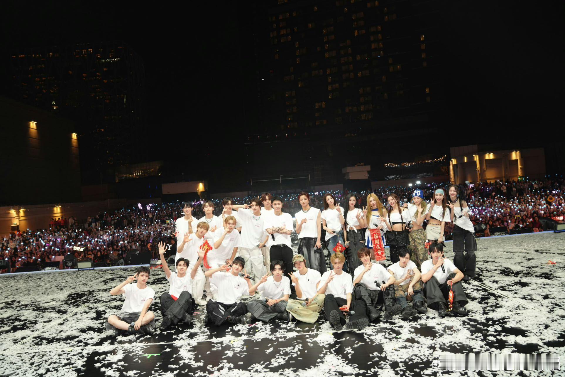 概念海报一出来，就感觉这场跨年狂欢夜不一般！星轨与家族徽章的完美结合，寓意着传承