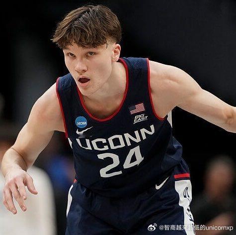 康大预留住在今年疯三锦标赛有出色表现的菜鸟小前锋Braylon Mullins，