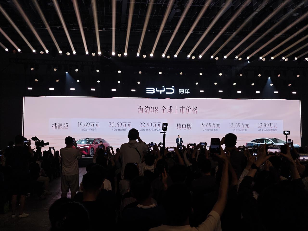 这价格有点炸裂，19.69万起。而且很少见一辆内外设计都足够简洁并且没有「画蛇添