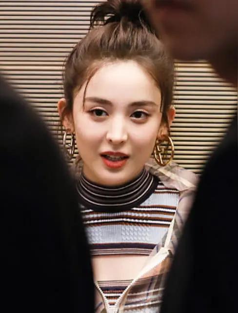 娜扎和江疏影都很美，两人的风格差距很大没有绝对优势。

古丽娜扎：她是新疆美女