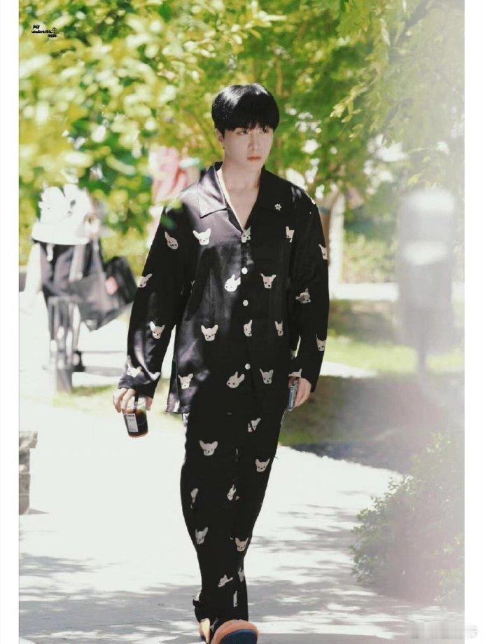 范丞丞ootd撞衫白鹿睡衣奔跑吧笑不活了！范丞丞今日慵懒风OOTD上线，还特意调