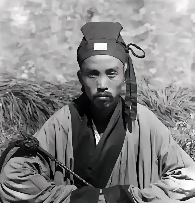 1938年，一位道士在路过日军驻守的哨卡时，由于没有向日军鞠躬，而被鬼子打个半死