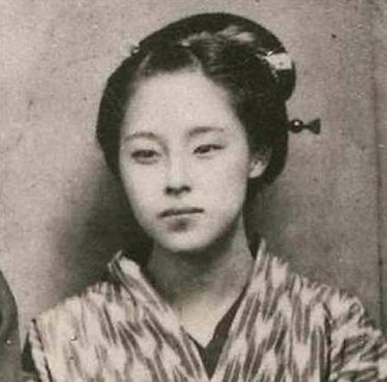 1942年的一个深夜，八路军游击队长甄凤山悄悄溜进女战士的闺房，摸索着来到床边，