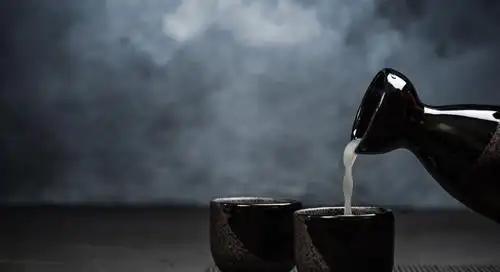 靠年轻人不喝白酒判白酒行业死刑，根本站不住脚。 最近不少人靠着年轻人当下的消费偏