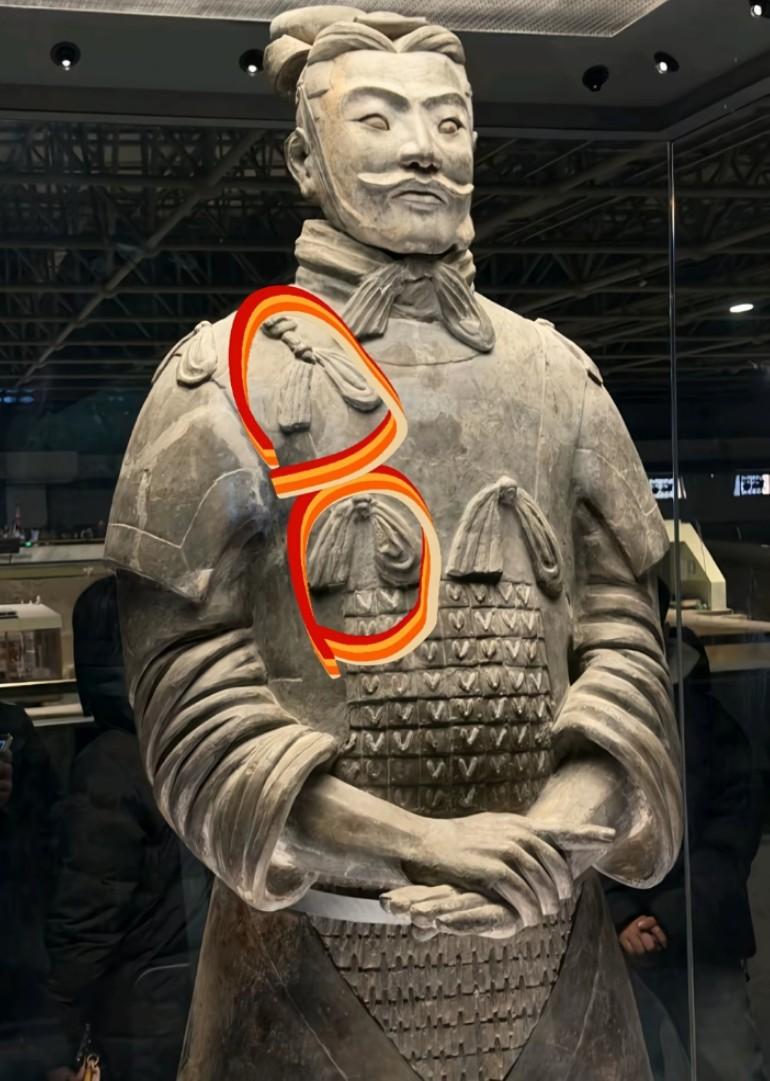 这个花结两种解释，一个就是军功章一个就是装饰，去参观兵马俑，感觉每尊俑都有自己的