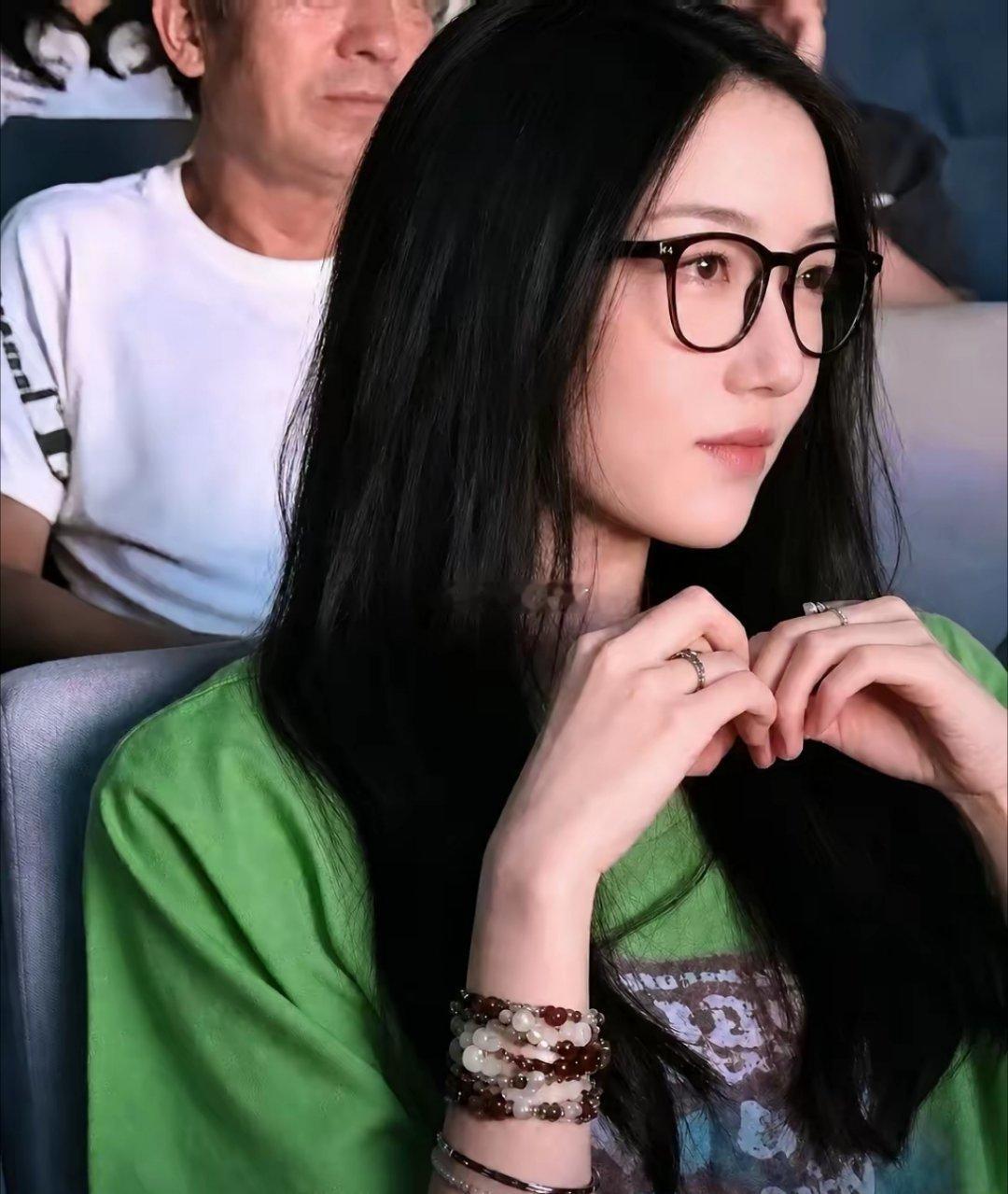 王菲李亚鹏的女儿，遗传了爸妈的优良颜值、不进娱乐圈可惜了。 