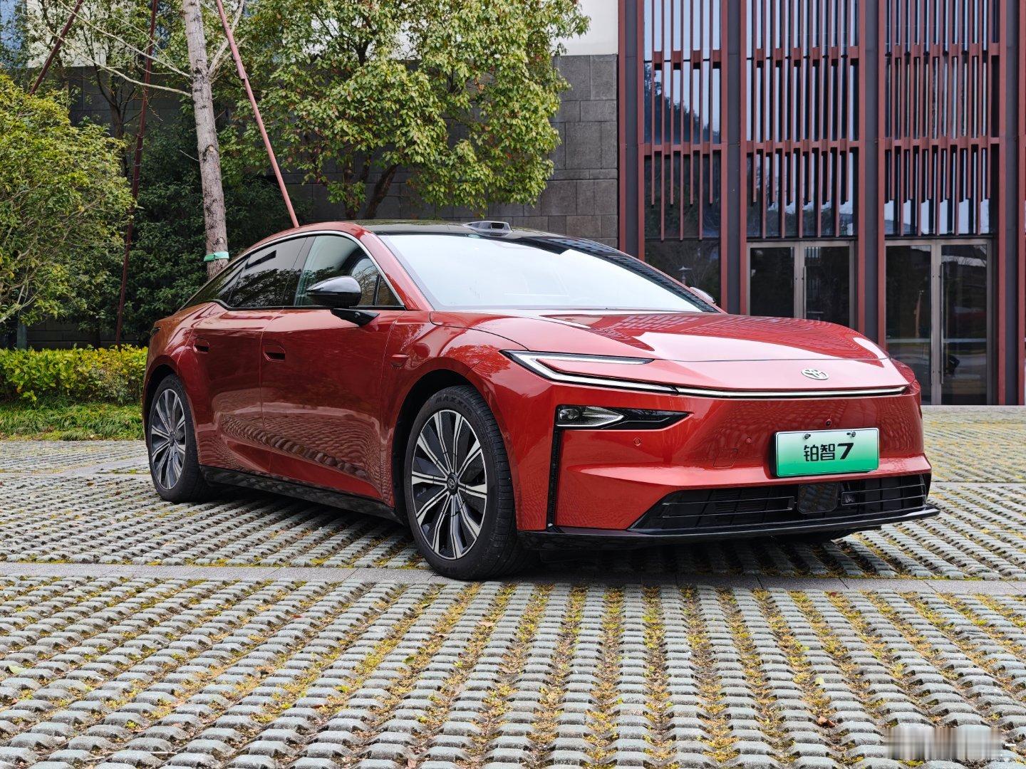 买特斯拉和丰田电车竟是同一批人 今天好好试了试广汽丰田铂智7有点感慨，合资纯电轿