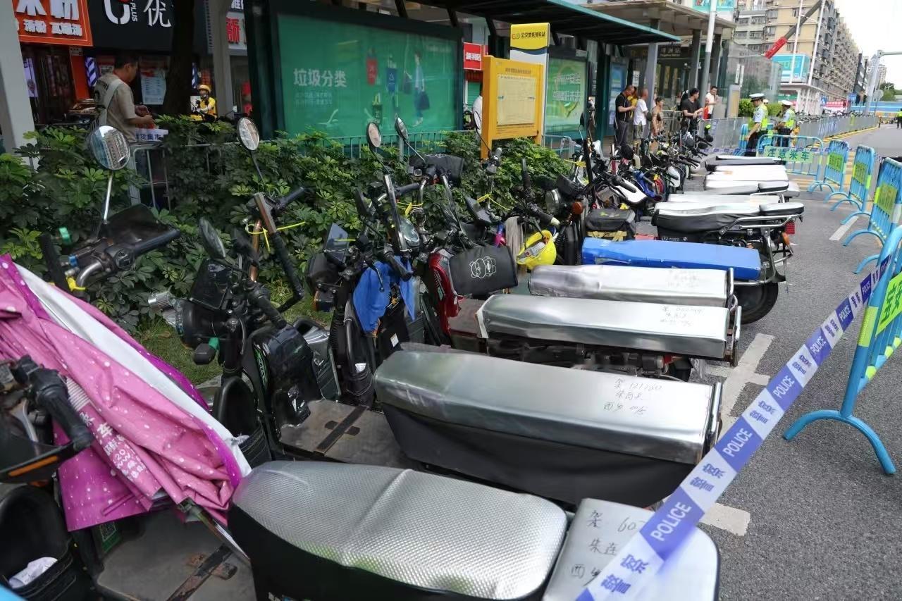 深圳摩的深圳的摩的本来就是处在一个灰色地带，这下可好，打人摩的师傅拼一己之力也打