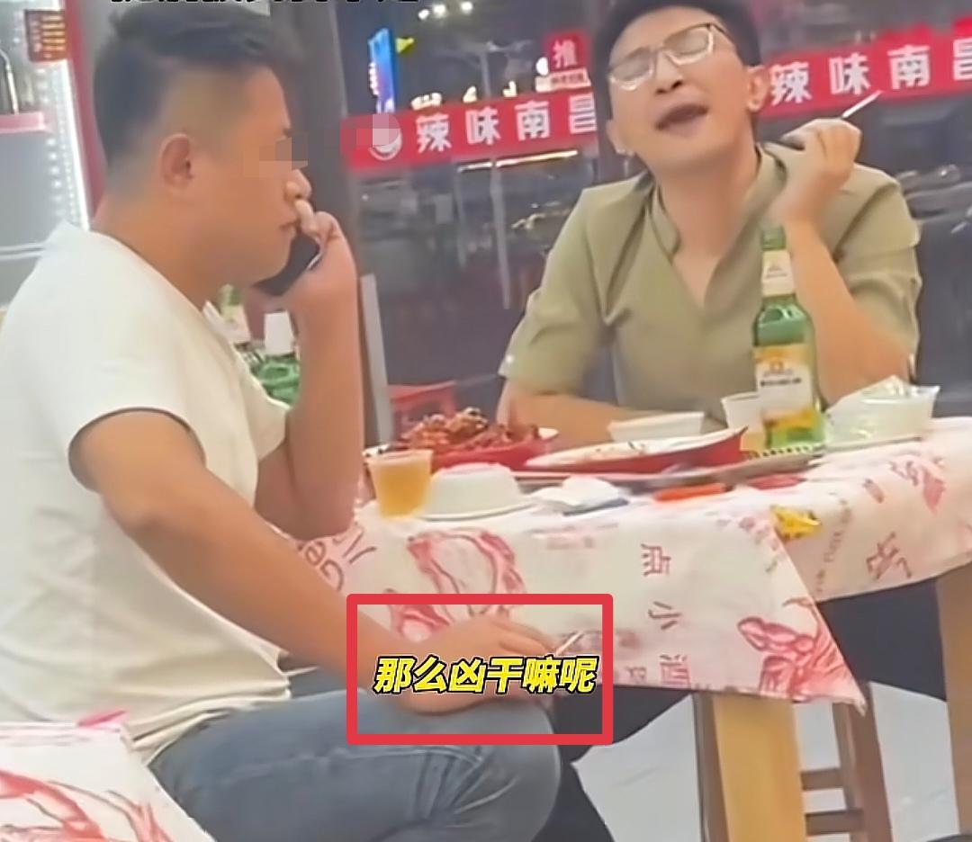 不狂了？女子吃饭被摸头后续：真容曝光眼神猥琐！处理结果快人心。

两瓶啤酒下肚，