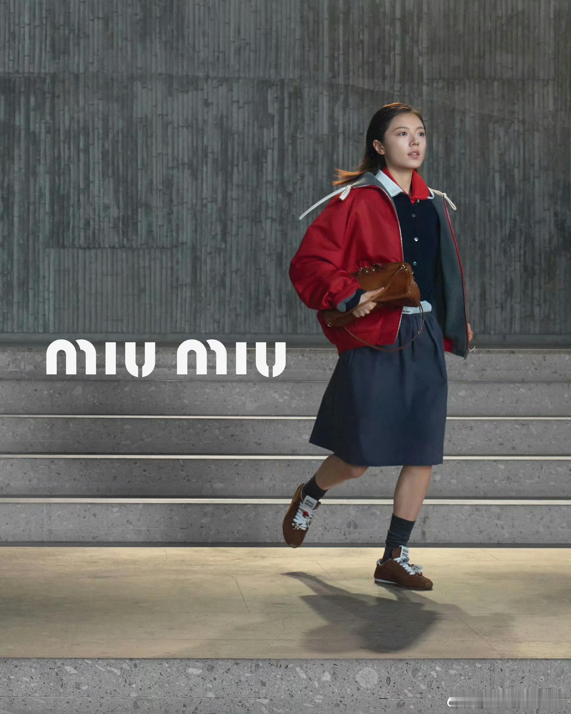 赵今麦和时尚的距离还是太遥远的，这路线不适合她，miumiu也放过她吧。 