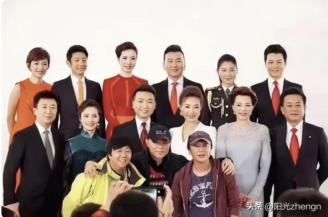 这张照片里一共有12位央视主持人，个个端庄大气。可谁能想到，在这群女主持人当中，