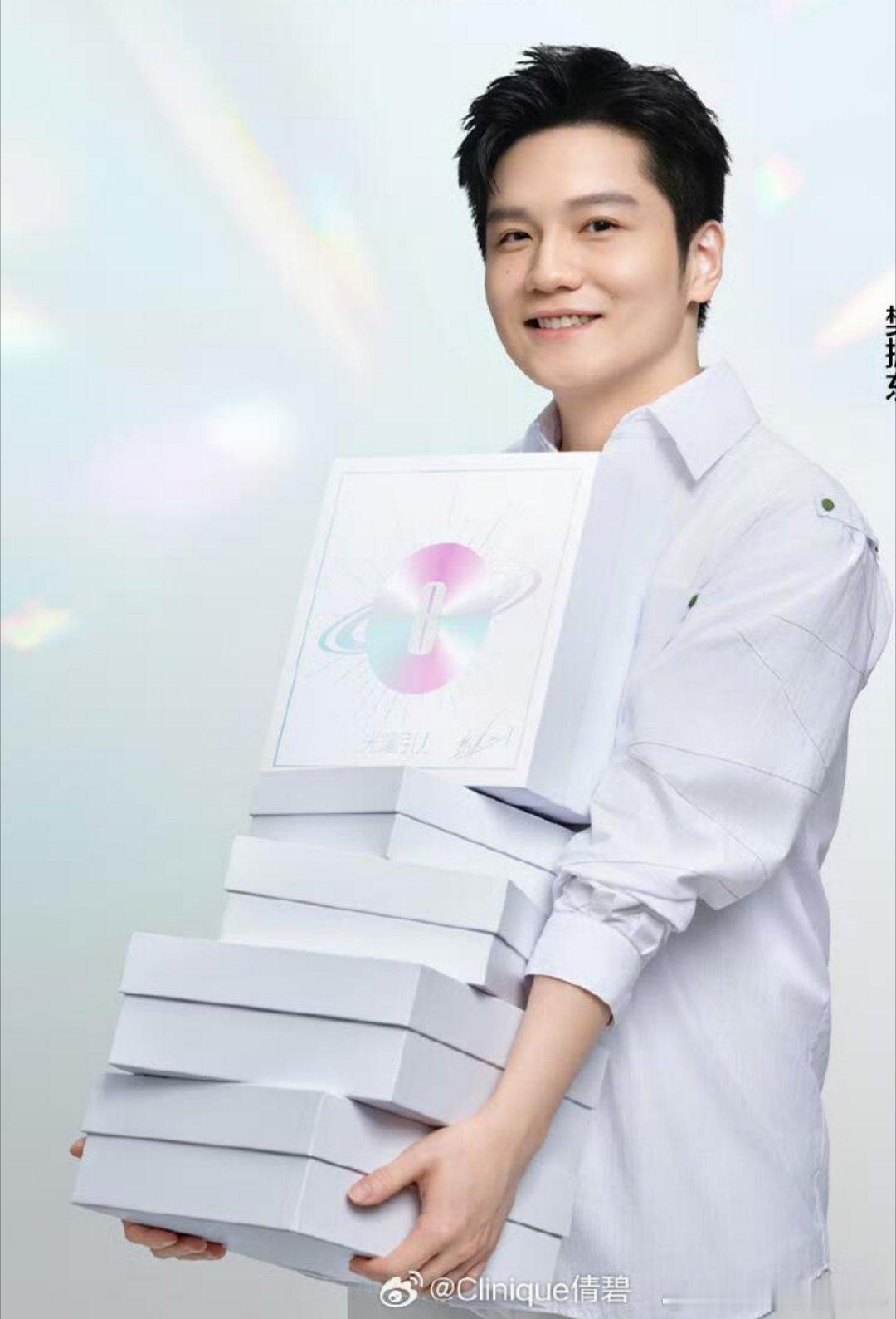 樊振东给你送货啦，快帮娃接着点，别累坏了～ 